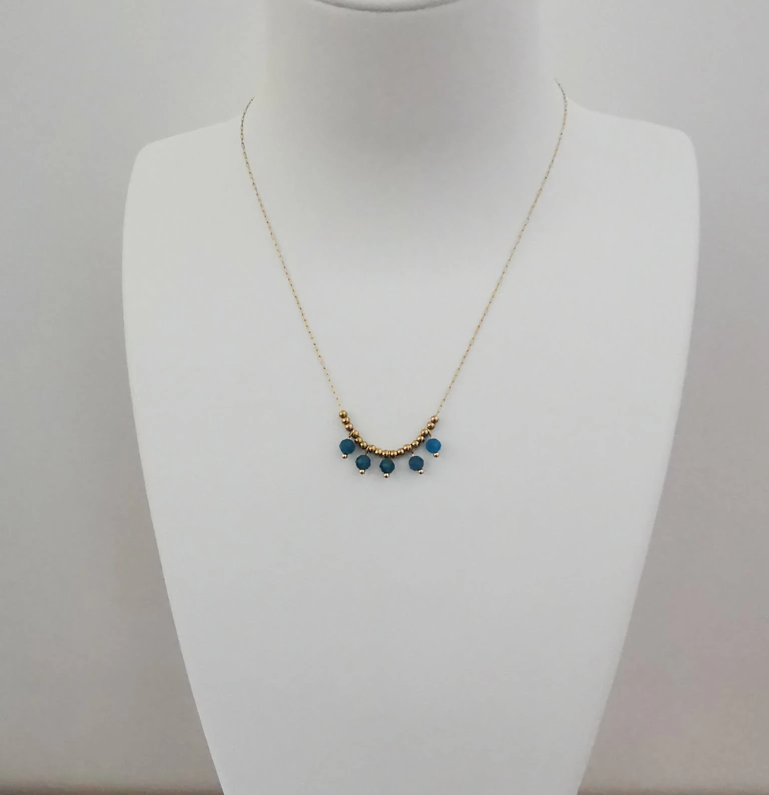 Collier avec perles bleues turquoises